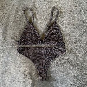 Sold: Acacia set
